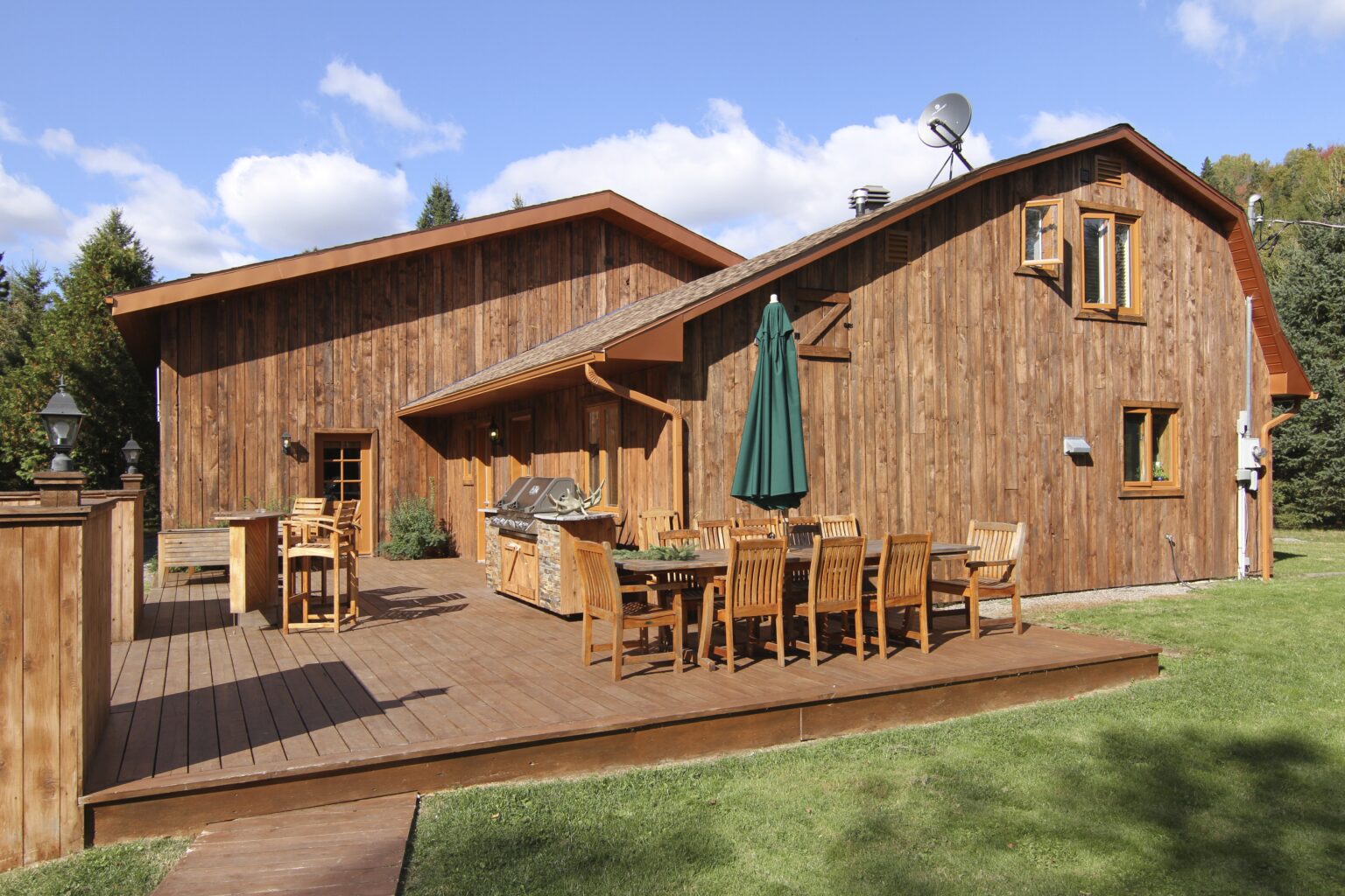 Beautiful North American timber frame home in alpine setting