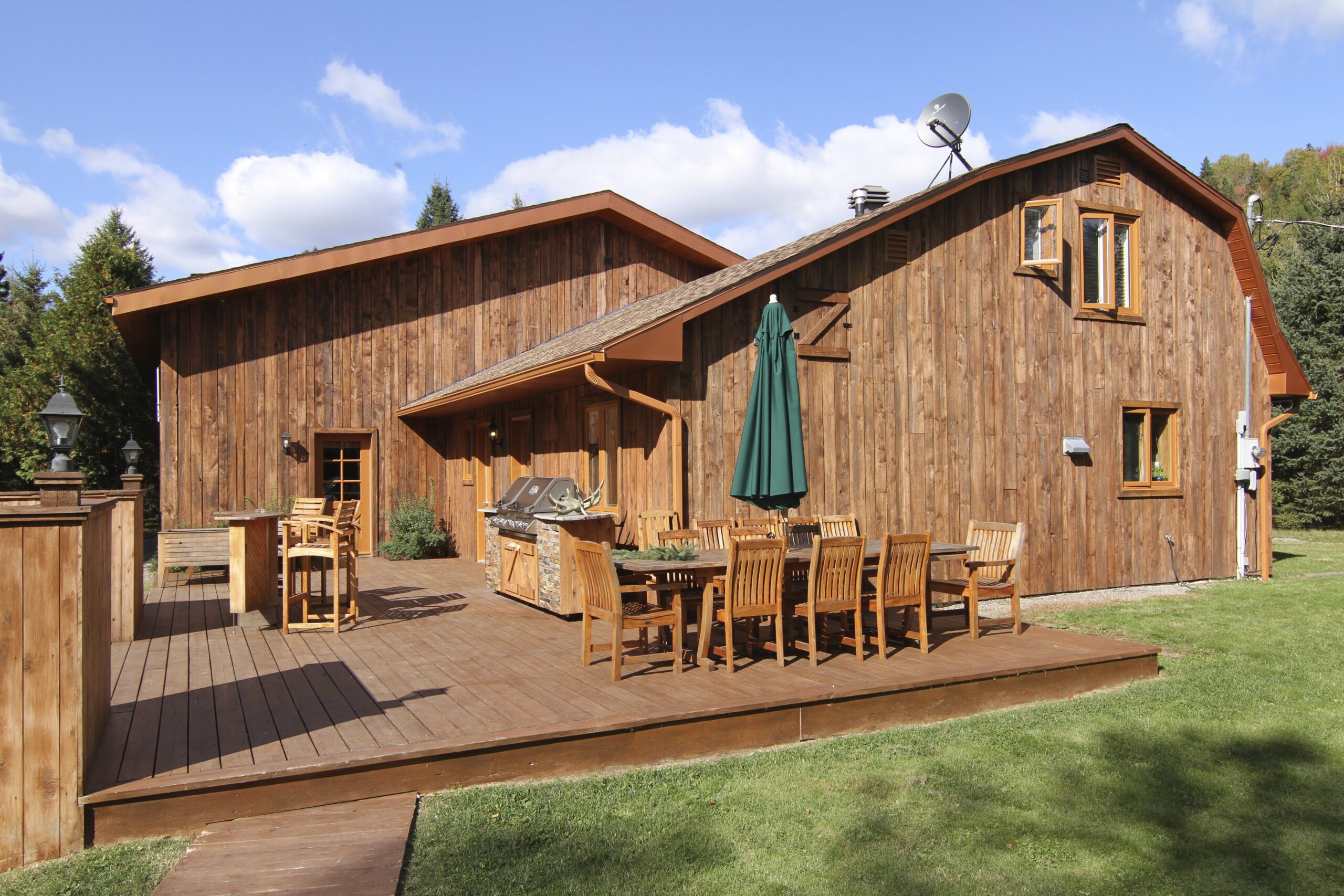 Beautiful North American timber frame home in alpine setting